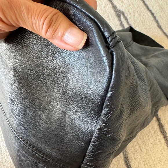 Chic Black Leather Shoulder Bag - Picture 2 of 9